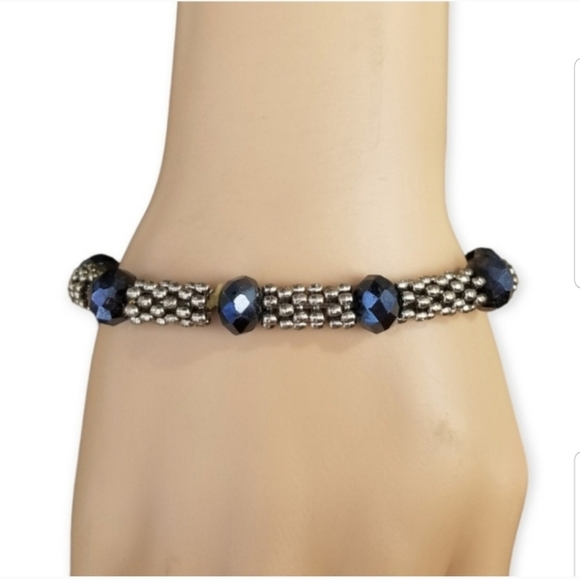 VINTAGE SILVERTONED & BLUE/ BLACK FACETED GLASS BEAD STRETCH BRACELET - Picture 1 of 3